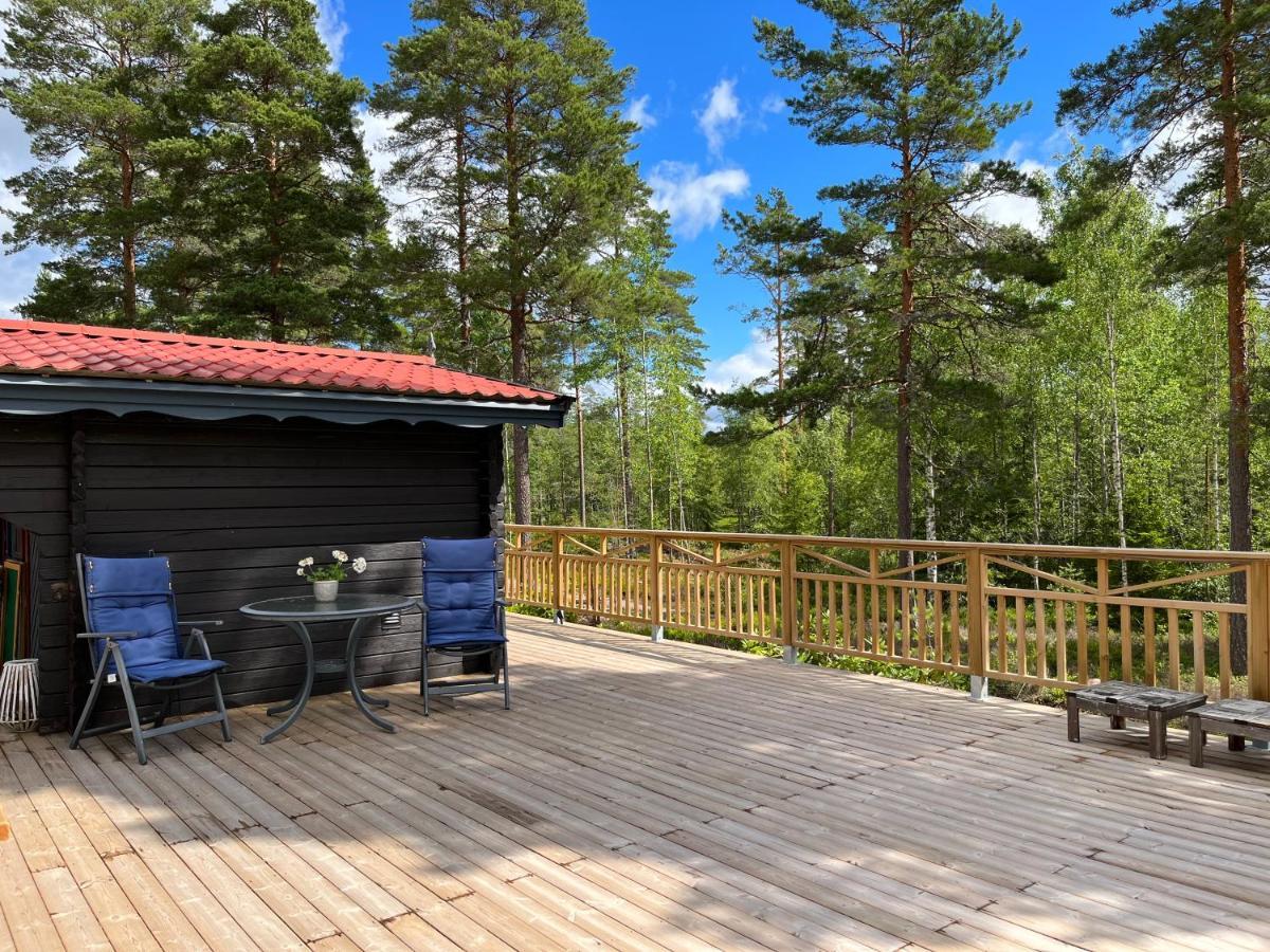 Timber Cottages With Jacuzzi And Sauna Near Lake Vanern Karlstad Esterno foto